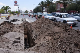 Por lo que respecta al bulevar Independencia, se colapsó un tramo y se formó un agujero, a la altura de la calzada Cuauhtémoc. (FERNANDO COMPEÁN)