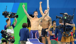 El estadounidense Michael Phelps, el hombre récord del movimiento olímpico, ganó el domingo su 19 medalla de oro al formar parte del relevo estadounidense de 4x100 estilo libre en los Juegos de Río de Janeiro. (AP)