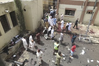 Además de la explosión, se produjo un tiroteo en el centro de salud, donde se había concentrado un gran número de abogados tras el ataque a Kasi. (EFE) 

