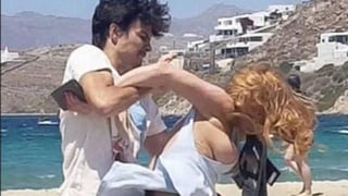 Un video muestra al millonario ruso agrediendo a la actriz en una playa de Mykonos. (ESPECIAL)
