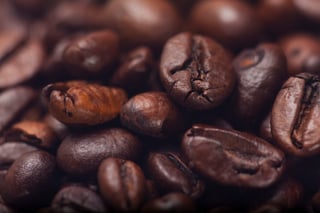 La cafeína tiene varios beneficios reafirmantes y estéticos que, en particular las mujeres, deberían aprovechar. (ARCHIVO)