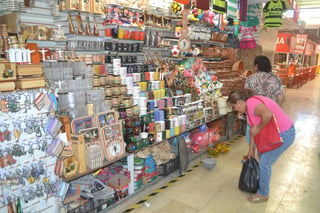 Visitas. Los turistas que llegan al mercado Juárez de Torreón, se llevan llaveros, tarros, playeras y dulces regionales. (ANGÉLICA SANDOVAL)