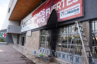 Susto. Dejan bomba hechiza en las puertas del comité municipal del PRI en Torreón, el artefacto causó daños materiales. (EL SIGLO DE TORREÓN)
