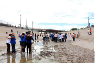 Encuentro. Tanto en Ciudad Juárez, como en El Paso, Texas,
se congregaron familias migrantes que tenían años de no verse.