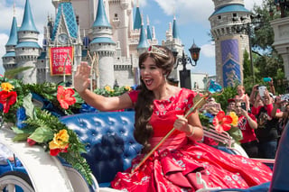 La princesa y su espectáculo, que se presentará a partir del viernes en el parque temático Magic Kingdom, en Florida, fue objeto de una ceremonia especial realizada frente al Castillo de la Cenicienta. (TWITTER)