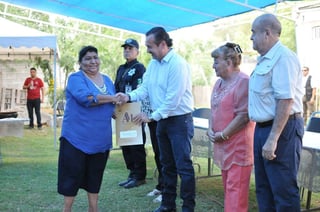 Ayuda. El alcalde acudió acompañado por su esposa la presidenta del DIF municipal, Ana Patricia Esquivel Ibarra. (CORTESÍA)