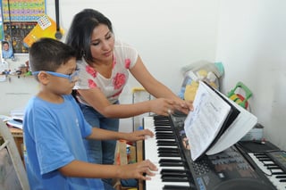 Novedoso. Jeisel y su hijo Dan en el programa 'homeschooling' o educación en casa. (Ramón Sotomayor)