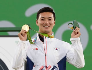 Ku Bon-chan consiguió la medalla de oro hoy al vencer al francés Jean-Charles Valladont. (AP)