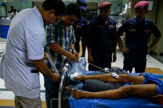 Los equipos de rescate enviados al lugar recuperaron los cuerpos sin vida de 31 personas, mientras otras 40 con heridas de gravedad fueron trasladadas en helicópteros del Ejército nepalí a hospitales de Katmandú. (EFE)