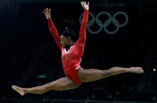 Simone Biles falló en la viga de equilibrio y no podrá conseguir las cinco medallas de oro. (AP)