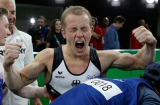 Fabian Hambuechen celebra luego de conseguir la ansiada medalla de oro. (AP)