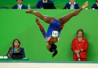 La gimnasta estadounidense cerró sus primeros Juegos Olímpicos con broche de oro al lograr la medalla dorada en la prueba de piso. Simone Biles consigue la cuarta de oro