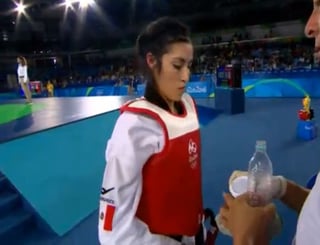 La mexicana quien portó el uniforme en color rojo  perdió ante la tailandesa en un combate a tres rounds. (ESPECIAL)