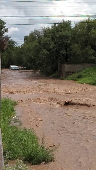Arrastrada. La corriente del arroyo en Cuencamé se llevó una camioneta más de 200 metros; no había pasajeros dentro.