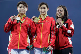 Las chinas  Ren Qian y Si Yajie hicieron el 1-2 en la plataforma de 10 metros, Meaghan Benfeito (d) completó el podio. (AP)