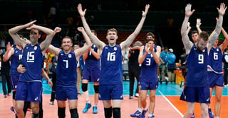 Italia accedió a la final de voleibol de sala al derrotar 30-28, 26-28, 9-25, 25-22 y 15-9  a los Estados Unidos. (EFE)