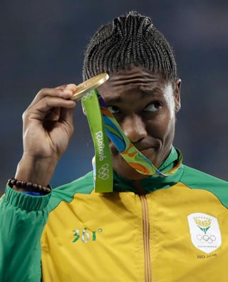 La sudafricana Caster Semenya se llevó el oro en los 800 metros. Semenya gana oro en 800 metros y aviva polémica