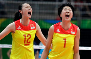 Yuan Xinyue celebra haber obtenido el primer lugar en voleibol. (AP)