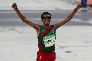 El atleta mexicano Daniel Vargas celebra tras cruzar la meta. (EFE)