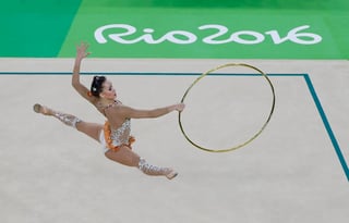 El equipo olímpico de gimnasia rítmica de Rusia en acción, durante la final. Equipo ruso gana en gimnasia rítmica