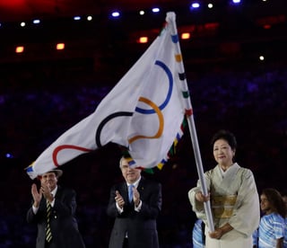 Yuriko Koike, la gobernador de Tokio, ondea la bandera olímpica.  (AP)