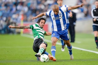 
El futbolista, nacido en París pero internacional por Argelia, ha anotado 21 goles en 77 encuentros con el Oporto desde su llegada procedente del Granada.
