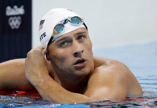 Lochte afirmó haber sido víctima de un asalto junto con otros dos de sus compañeros nadadores estadounidenses durante una noche en que festejaron su participación en las Olimpiadas. 