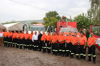 Durante la Administración 2013-2016 se entregó a los Bomberos 12 equipos estructurales completos para bombero, que incluye mica, guantes, capucha, chaquetón, pantalón y botas. (ARCHIVO)
