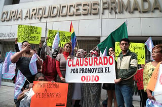 Miembros de la comunidad LGBTTT protestaron en el edificio de la Arquidiócesis en la Ciudad de México. (EL UNIVERSAL)