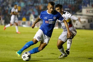 Acciones del encuentro entre Cruz Azul y Leones Negros de la U. de G. en el estadio Azul, ayer en partido de la Copa MX. (Agencia El Universal)