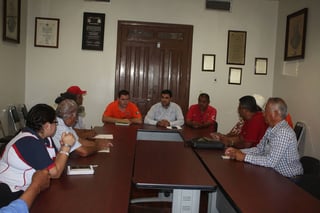 Información. Autoridades de San Pedro se reunieron con los comisariados ejidales para alertarles de la avenida del Nazas.