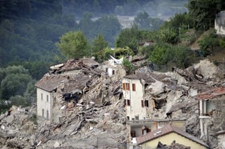 Autoridades italianas reportan hasta el momento 73 personas que perdieron la vida por el sismo de 6.2 grados Richter ocurrido esta madrugada en esa nación. (EFE) 