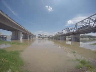 El agua proveniente de la presa Francisco Zarco comenzó a llegar después de las 13:30 horas a la zona del puente plateado. (VERÓNICA RIVERA)