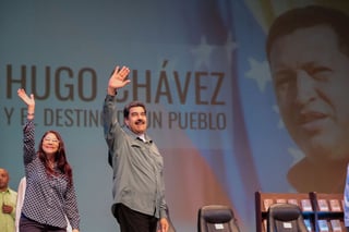 Maduro aseguró que una trasnacional de Estados Unidos está trabajando en un proyecto cinematográfico sobre la vida y obra de Hugo Chávez para 'desfigurarlo' porque 'saben el impacto que tiene en el siglo XXI'. (EFE)
