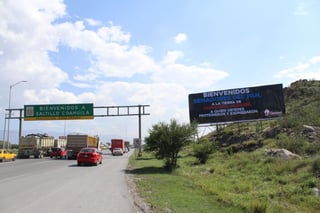 Los espectaculares aparecieron durante la tarde de ayer frente al aeropuerto Plan de Guadalupe de Ramos Arizpe, en los límites con Saltillo. Y uno más sobre la carretera Saltillo-Monterrey.
