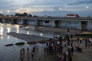 Para las 17:00 horas, Conagua reportó que la punta del agua llegó al sifón del canal del Sacramento y para las 18:40 horas, había llegado debajo del puente Solidaridad.