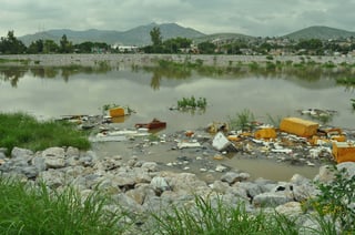 Espectáculo. Así es como luce una parte el río Nazas, al encontrarse un basurero a unos metros.