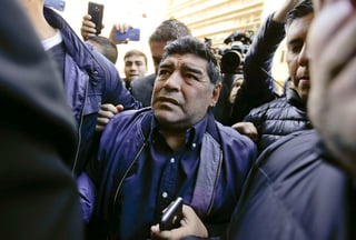 Diego Maradona reconoció por primera vez públicamente a su hijo, algo que solo había hecho ante la justicia. (Archivo)