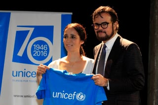 Compañeros. La cantautora Julieta Venegas acompañó ayer a su colega Aleks Syntek durante su nombramiento como Embajador de Buena Voluntad de Unicef; cabe destacar que ella ya pertenece a dicho programa.