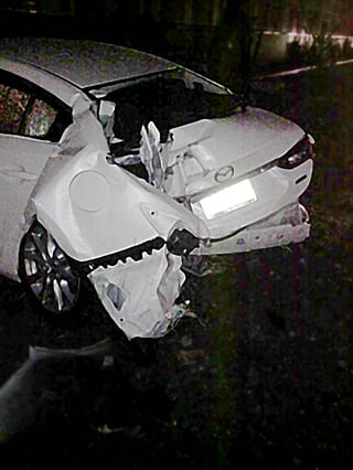 Percance. El Mazda terminó muy dañado con el accidente. (CORTESÍA)