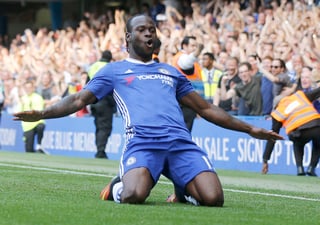 Victor Moses celebra el tercer gol del Chelsea. (AP)