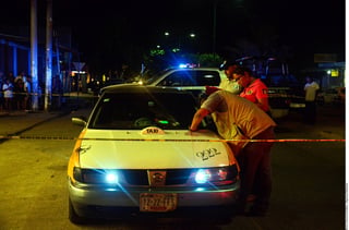 Víctima. Un taxista fue asesinado por un comando armado frente a una tienda de conveniencia enAcapulco.