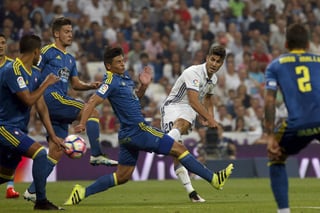 El delantero del Real Madrid, Marco Asensio (2d), golpe el balón ante los defensores del Celta de Vigo. (EFE)
