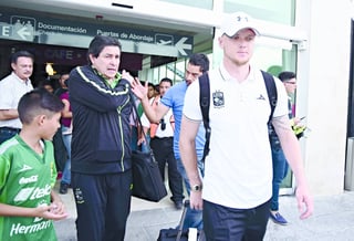 Jugadores y cuerpo técnico del León arribaron ayer al aeropuerto internacional de Torreón.  (Jesús Galindo López)