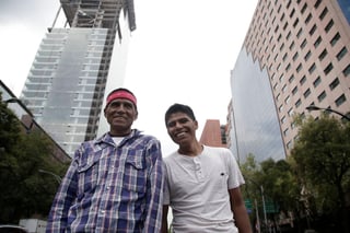 Santiago (izquierda) corrió recientemente un ultramaratón de 105 km. Aquí, junto a su hijo Mario. Foto: Agencia EL UNIVERSAL Rarámuris correrán maratón en México
