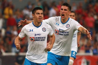 Francisco Silva (i) anotó el gol del empate para 'La Máquina' Con un penal, Cruz Azul rescata empate