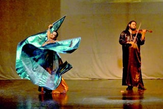 La maestra Yenisey de la Cruz baila con Alas de Isis acompañada del violinista lagunero
Ulises Barajas.
