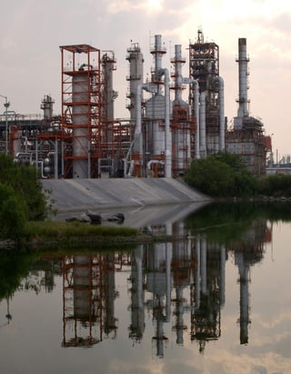 El caso más pronunciado fue el de la refinería de Cadereyta, Nuevo León, la cual se utilizó en el mes de julio sólo al 32 por ciento de su capacidad. (ARCHIVO)