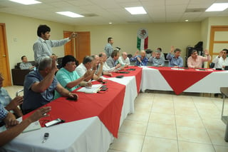 En la reunión privada presidia por el secretario de Finanzas, Ismael Ramos Flores, el alcalde Miguel Riquelme reconoció el apoyo de los empresarios de quienes dijo, 'se han portado a la altura de las circunstancias'. (RAMÓN SOTOMAYOR)