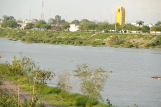 El alcalde Miguel Ángel Riquelme dijo que aunque no hay riesgo en la zona urbana de Torreón por la presencia del canal de estiaje, sí tenemos 'Alerta Amarilla'. (RAMÓN SOTOMAYOR)
